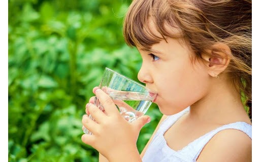 Thường xuyên cho bé uống nước để thanh lọc cơ thể
