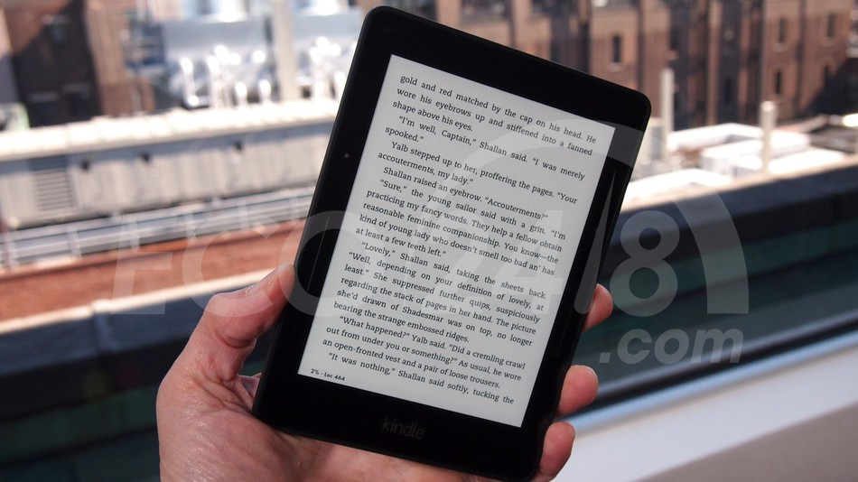 Máy đọc sách Amazon Kindle Voyage với thiết kê cảm biến lực ở 2 bên viền máy